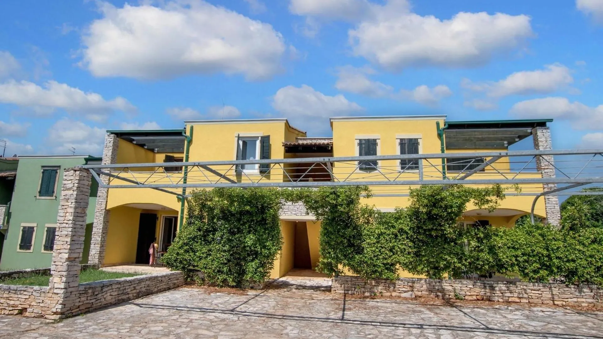 Modern Apartment In Basanija 73 M² Balcony And Air Conditioning 0*,